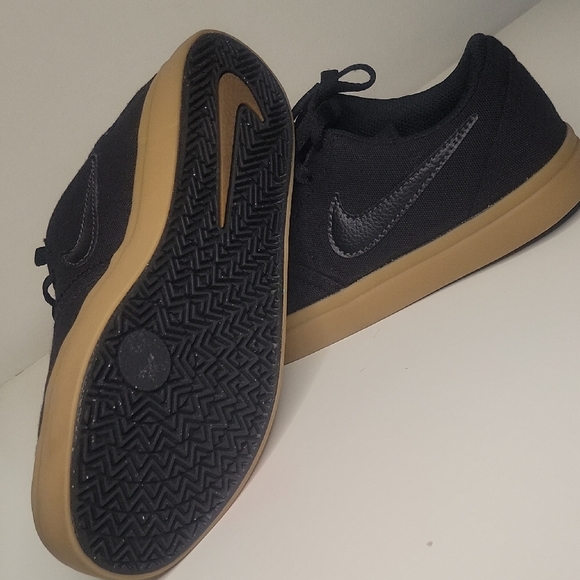 Nike Big Kids Black and Tan Sneakers Sz 4y Boys Good Condition - Picture 2 of 8